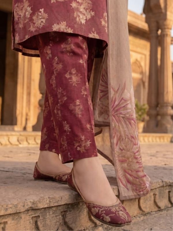 Crimson Flora Digital Printed Lawn 3-Piece Unstitched Suit | Binteazam
